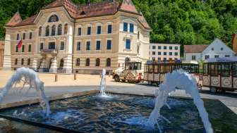 Das Regierungsgebäude Liechtensteins mit Brunnenanlage im Vordergrund