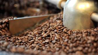 Detailaufnahme beim Kaffee rösten in der Rösterei Demmel