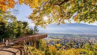 Aussichtsplattform im goldenen Herbstlicht mit Sicht auf Vaduz und umliegende Natur