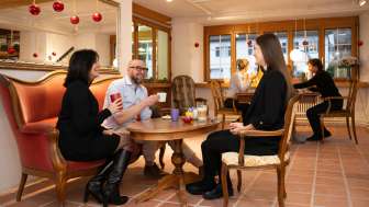 Drei Personen im Keramikcafé in Liechtenstein bei Kaffee und Tee in gemütlicher Lounge-Atmosphäre.