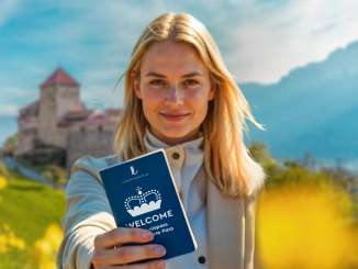 Frau hält den WELCOME Erlebnispass vor Schloss Vaduz in einem blühenden Feld hoch